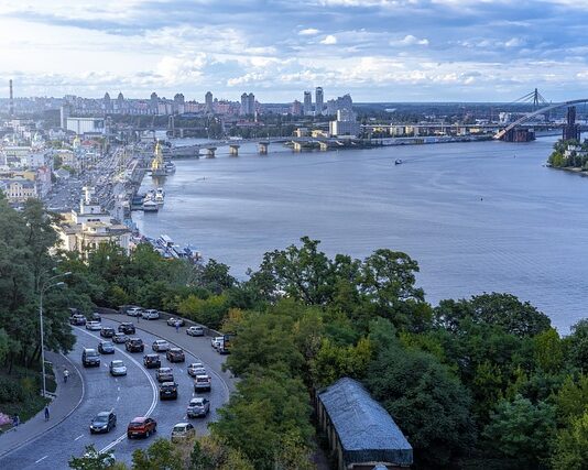 Czy Kijów jest większy od Warszawy?